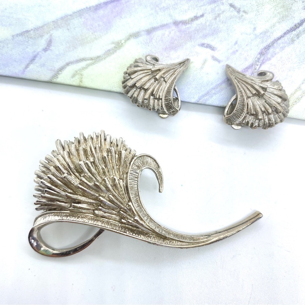 Silvertone Thistle Brooch & Clip On Earrings Set Vintage